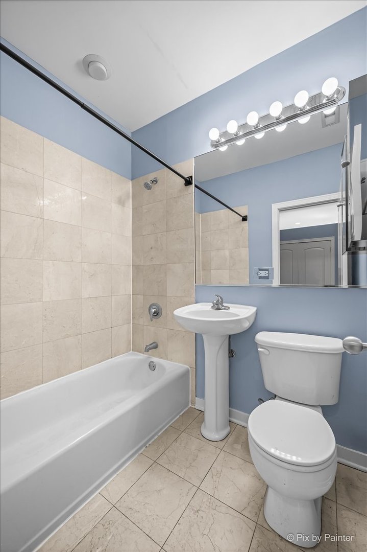 1347 N Greenview Avenue Unit: 1F