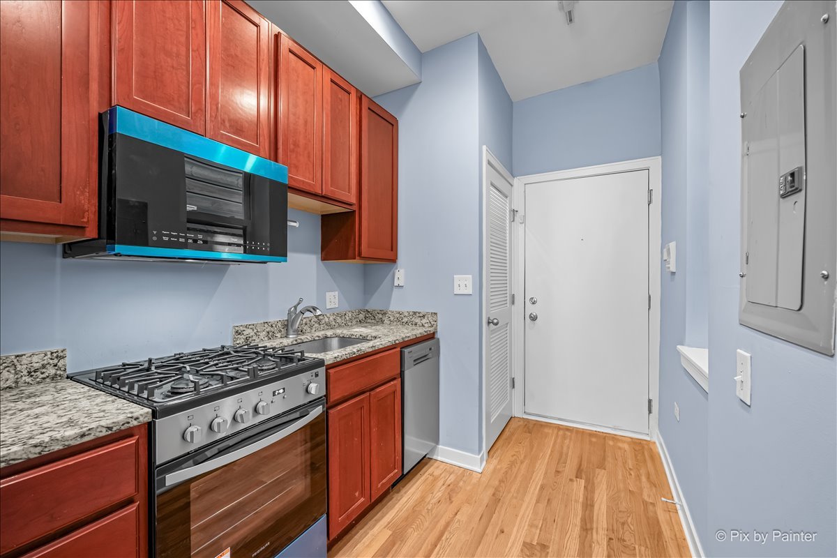 1347 N Greenview Avenue Unit: 1F