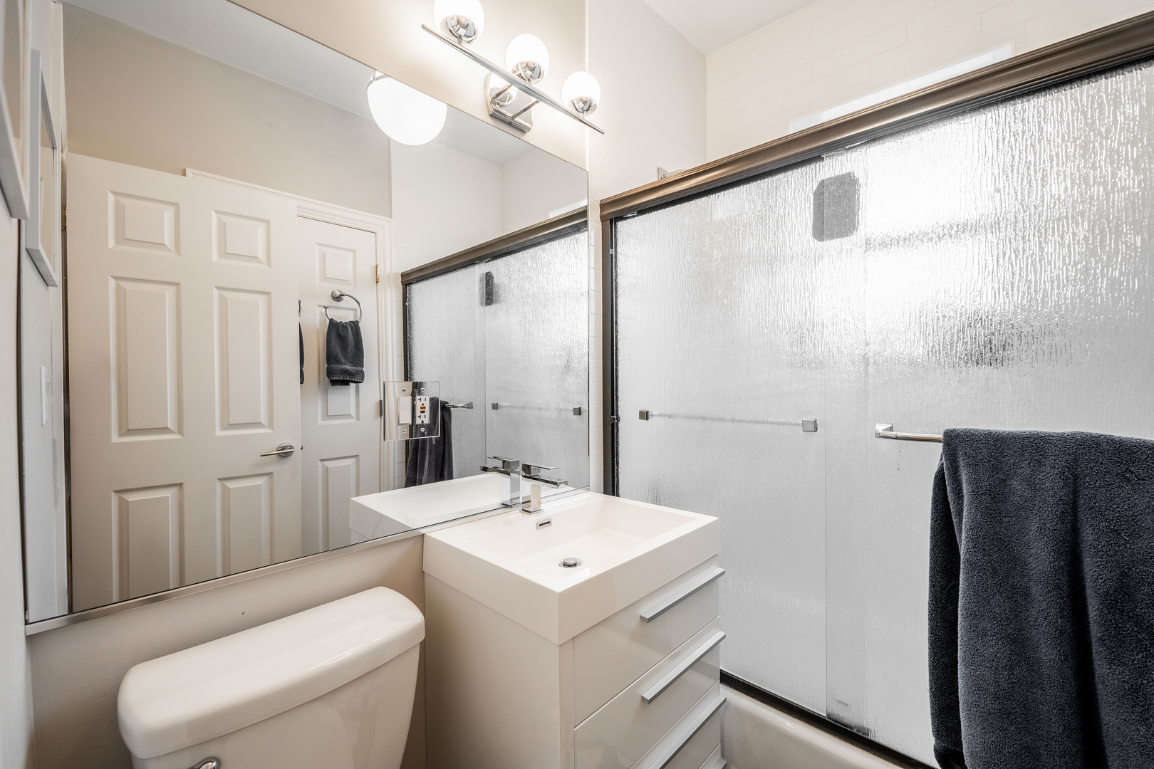 3214 W Berteau Avenue Unit: 2