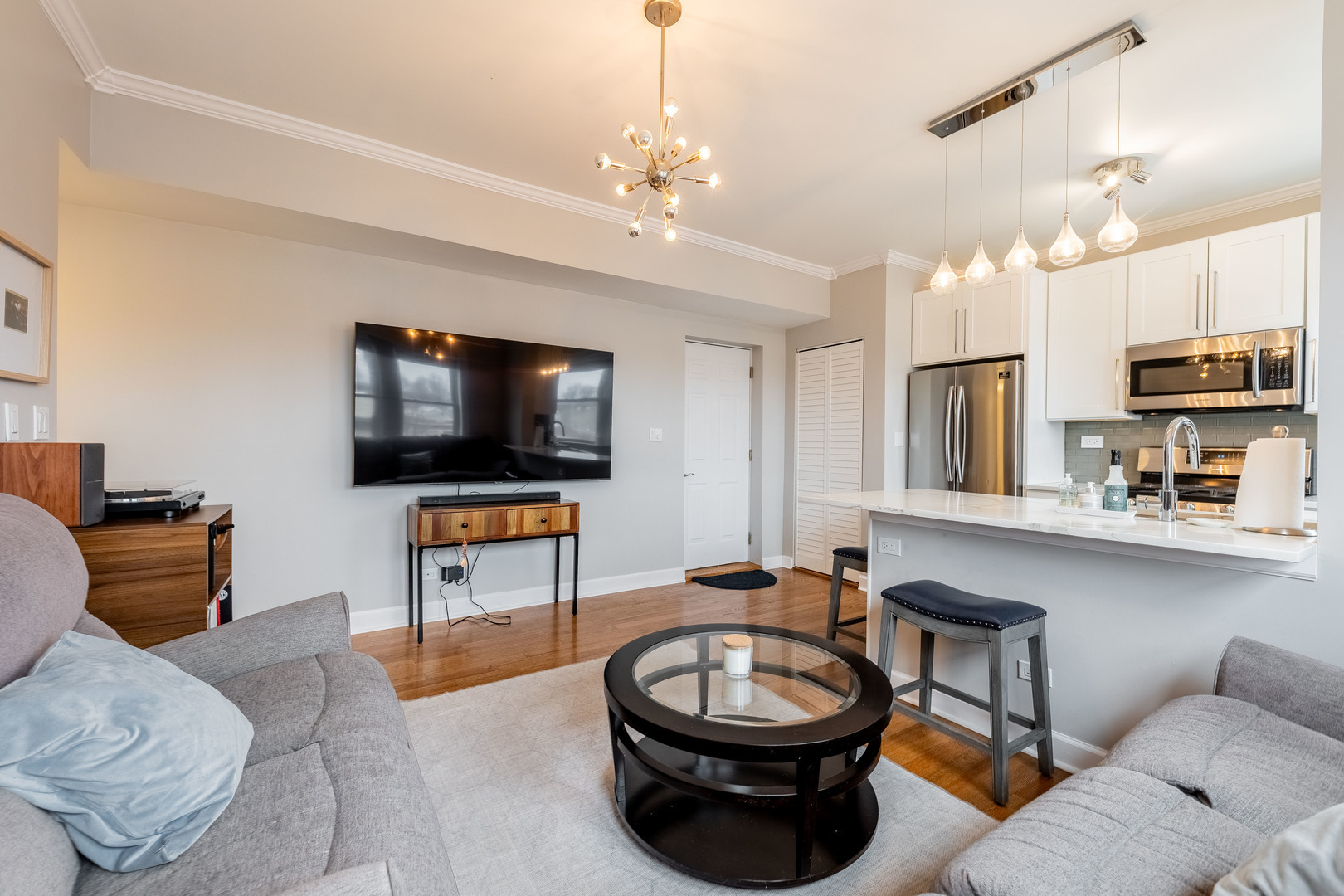 3214 W Berteau Avenue Unit: 2