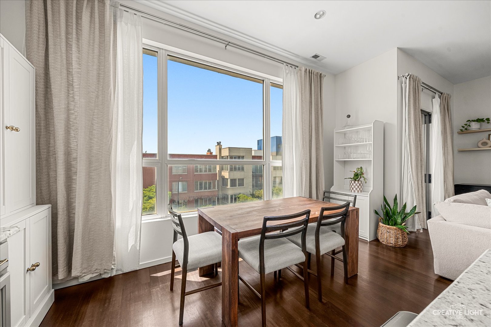 1725 N Western Avenue Unit: 4