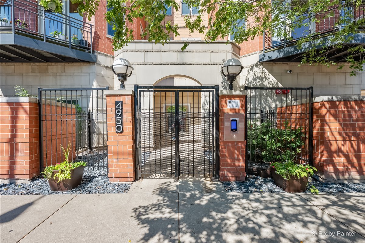 4950 N Western Avenue Unit: 4L