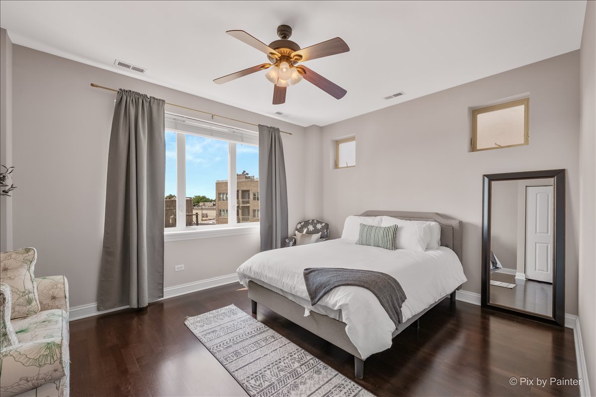4950 N Western Avenue Unit: 4L