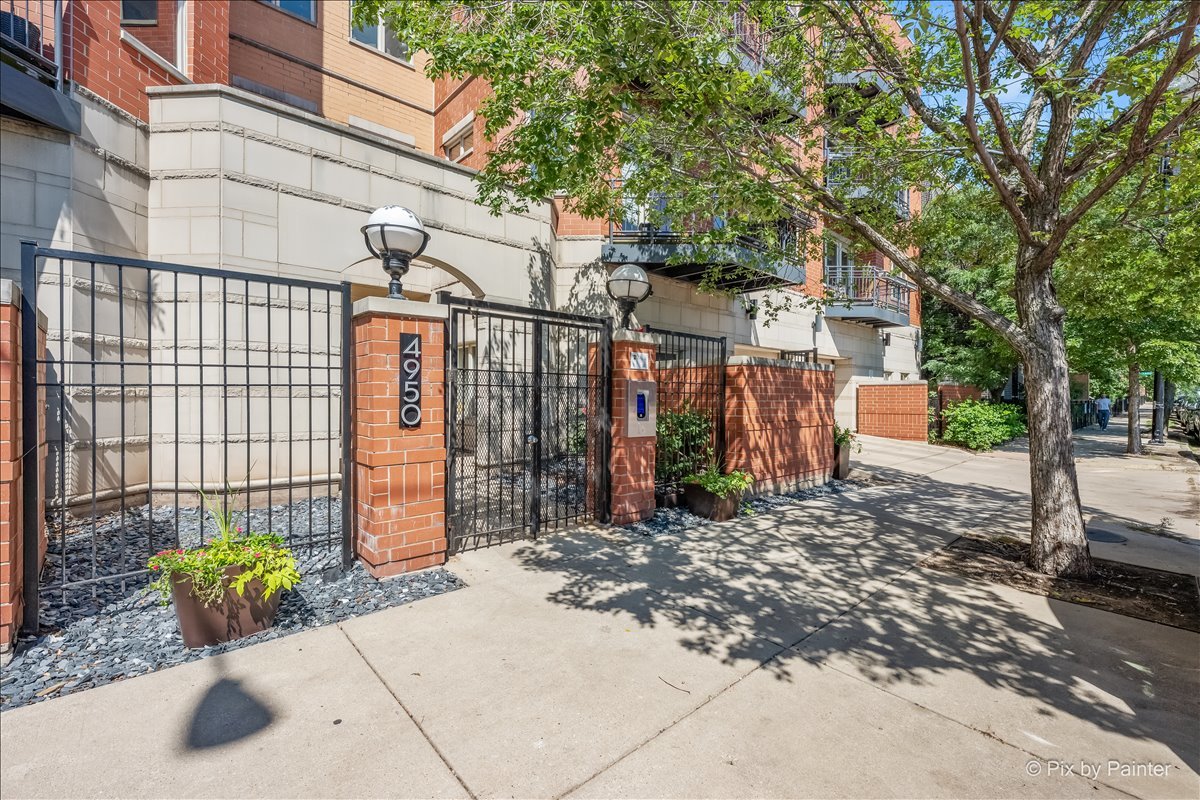 4950 N Western Avenue Unit: 4L