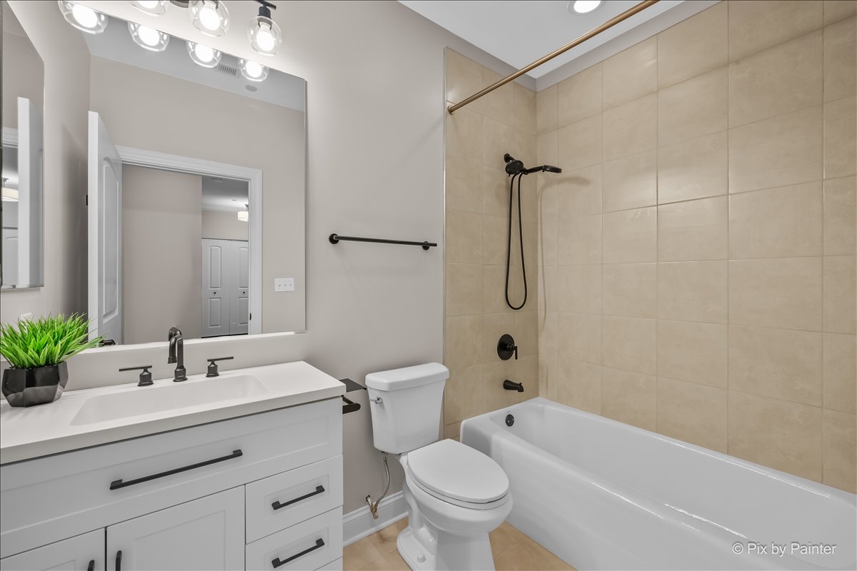 4950 N Western Avenue Unit: 4L