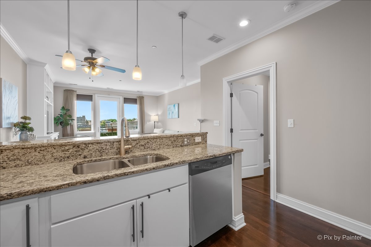 4950 N Western Avenue Unit: 4L