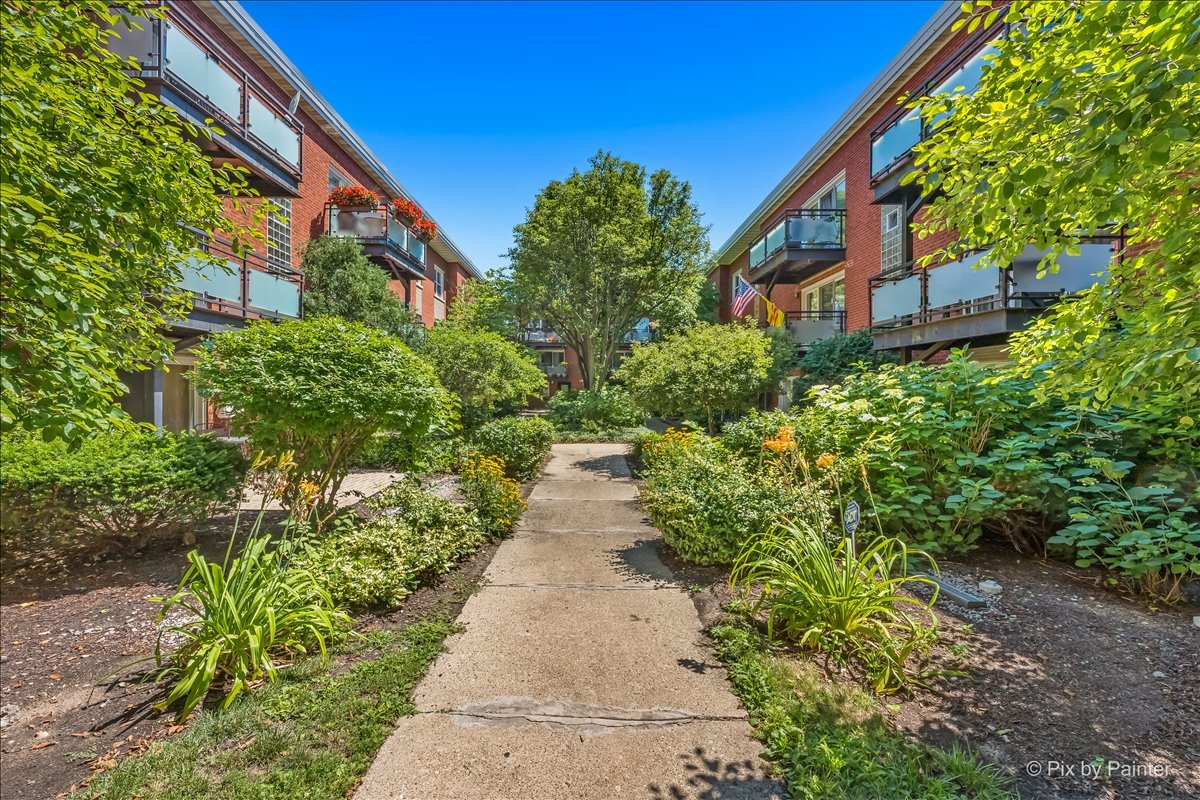 6421 N Damen Avenue Unit: 2W