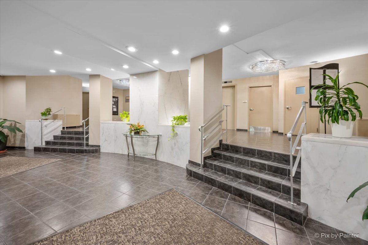 6933 N Kedzie Avenue Unit: 405