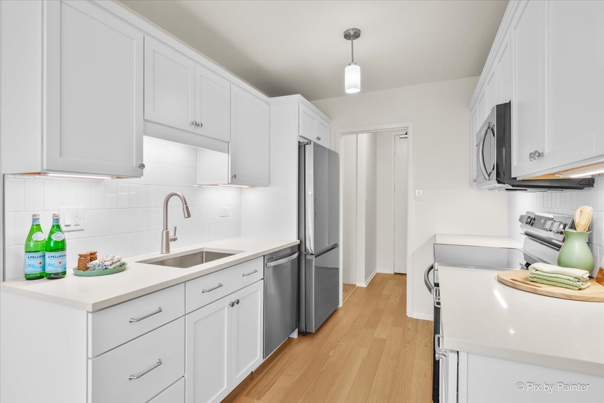 6933 N Kedzie Avenue Unit: 405
