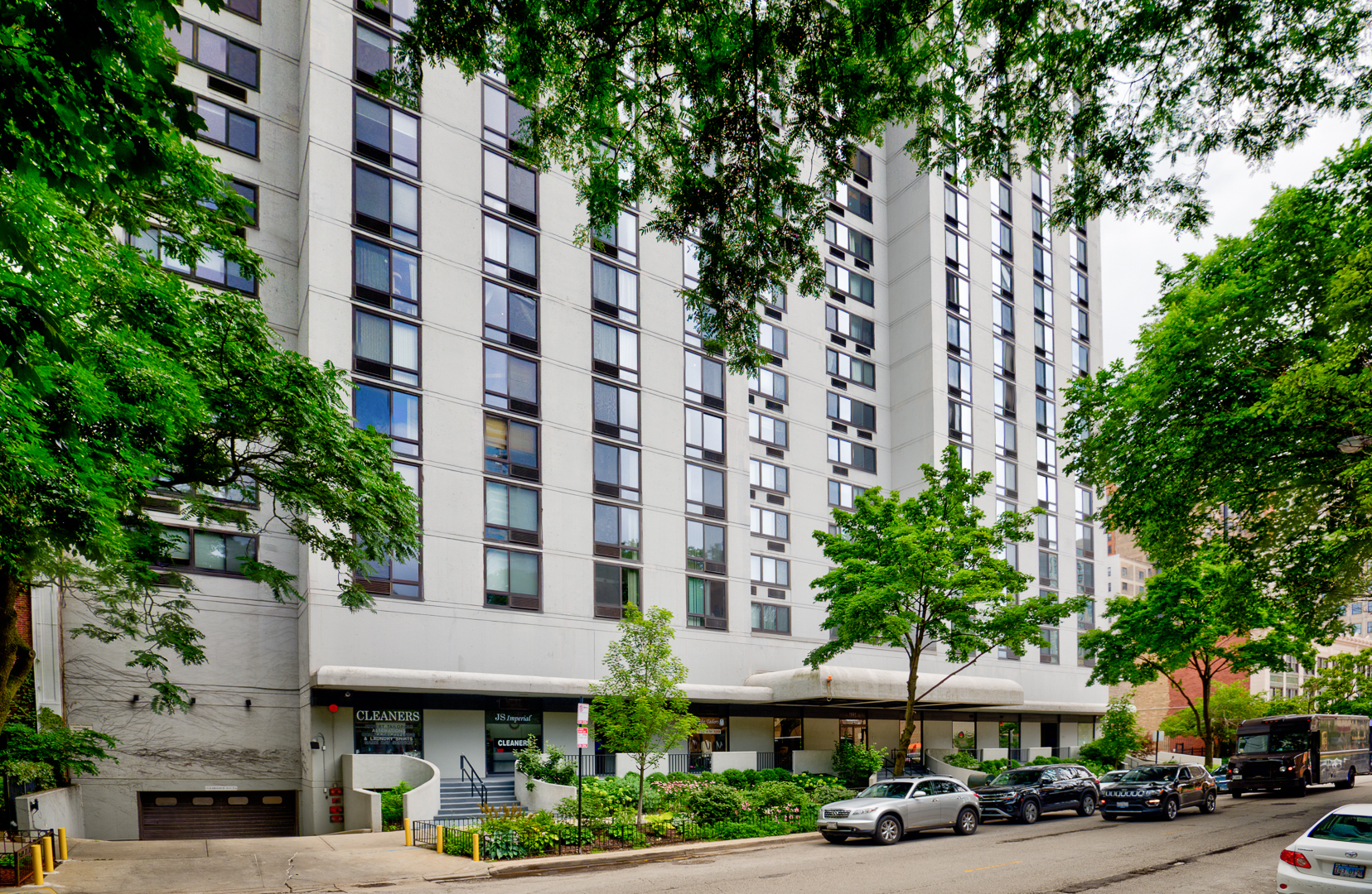 1221 N Dearborn Parkway Unit: 806S