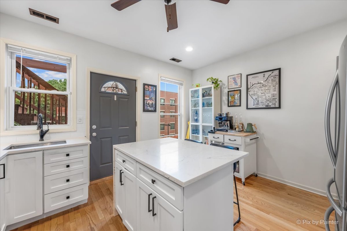 4512 S Greenwood Avenue Unit: 3