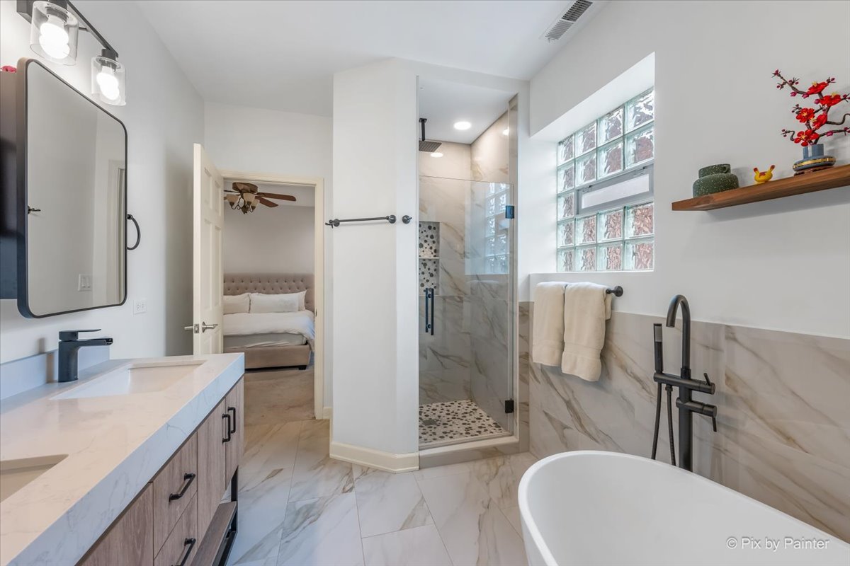 4512 S Greenwood Avenue Unit: 3