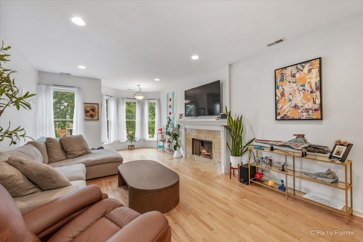4512 S Greenwood Avenue Unit: 3