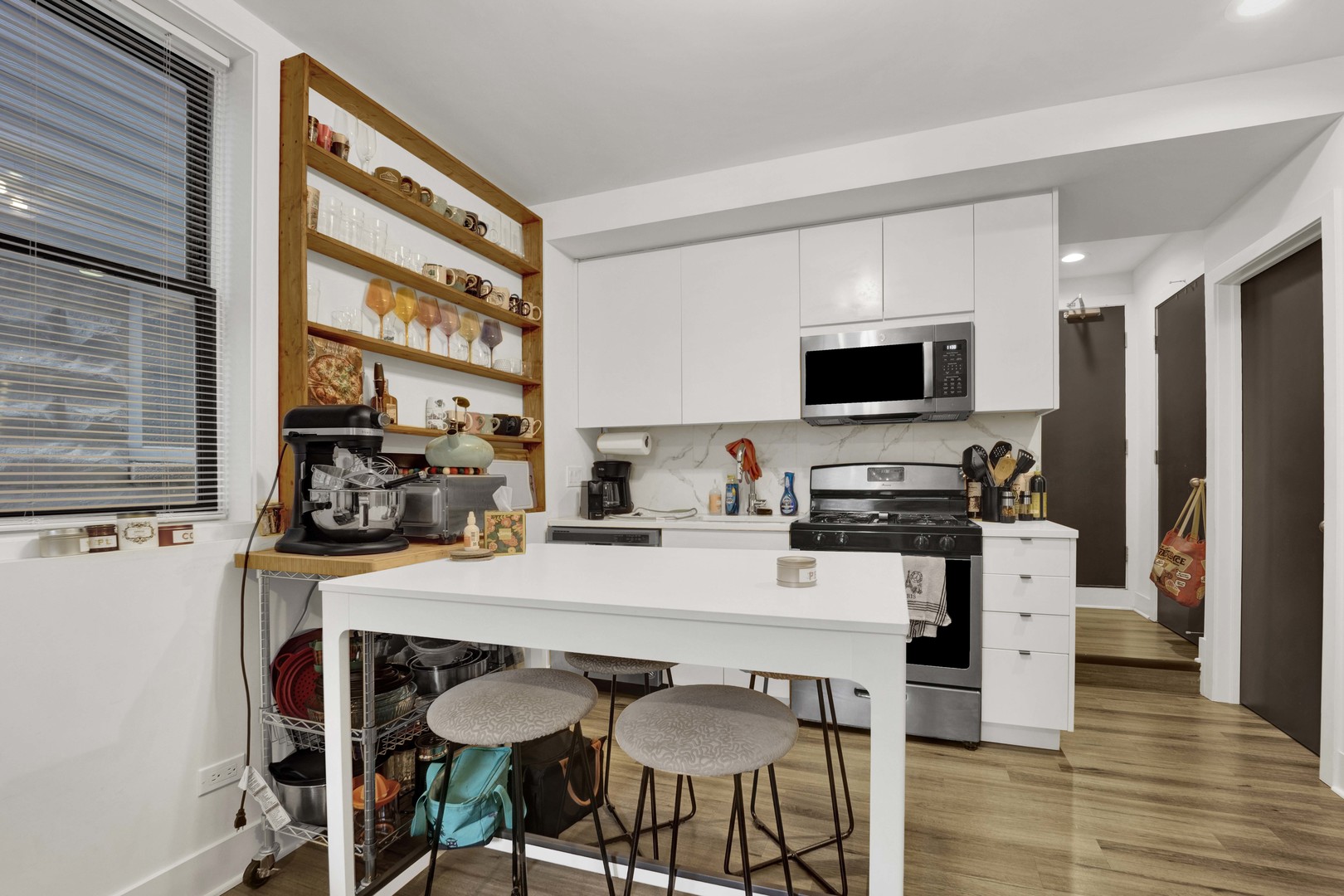 2750 N Kenmore Avenue Unit: GF