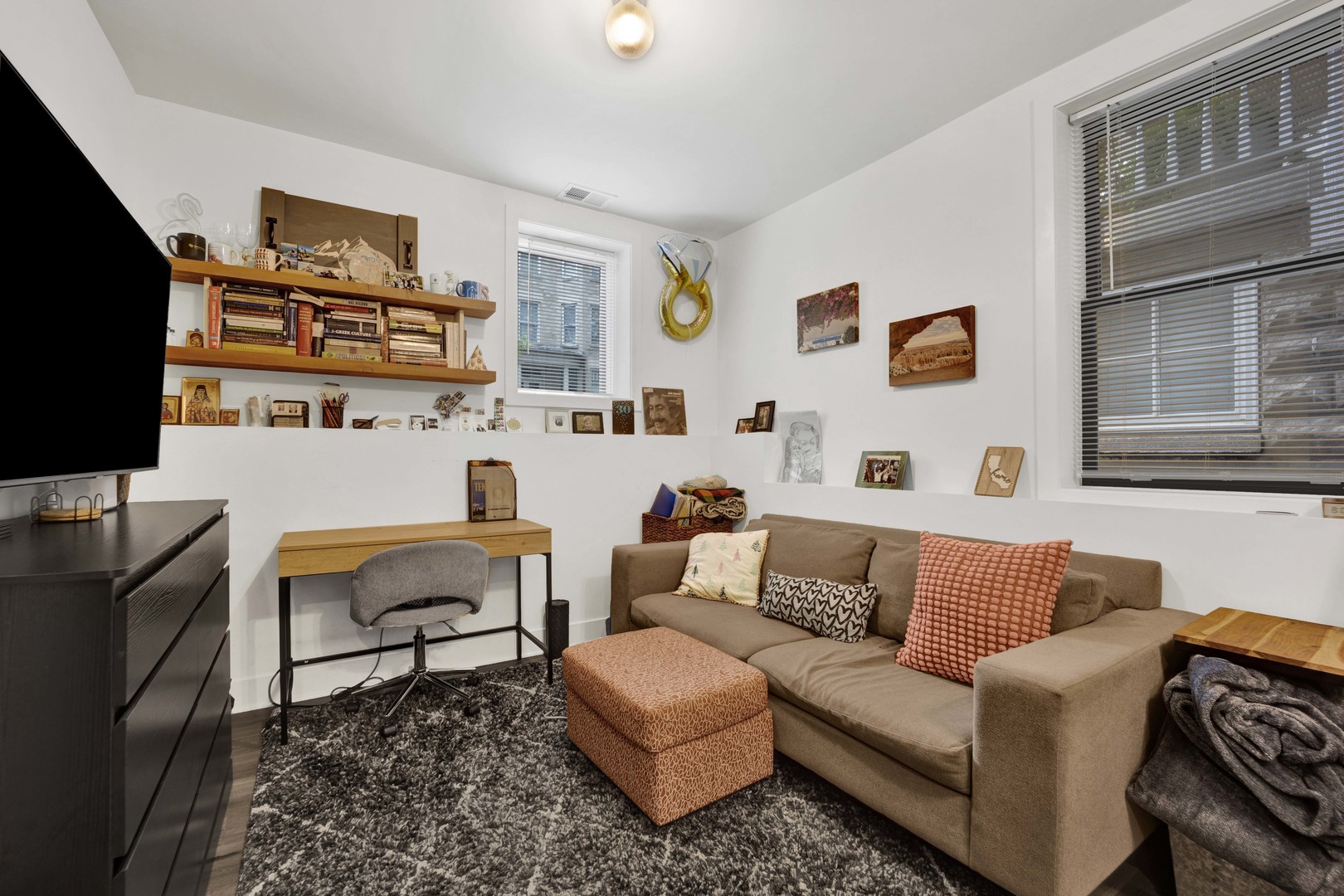 2750 N Kenmore Avenue Unit: GF