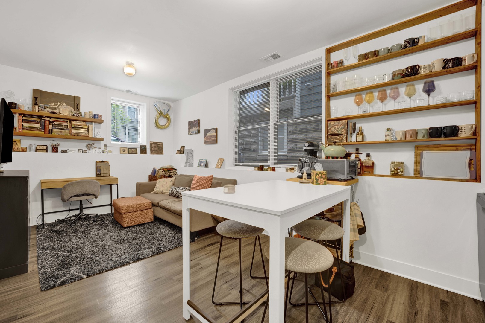 2750 N Kenmore Avenue Unit: GF