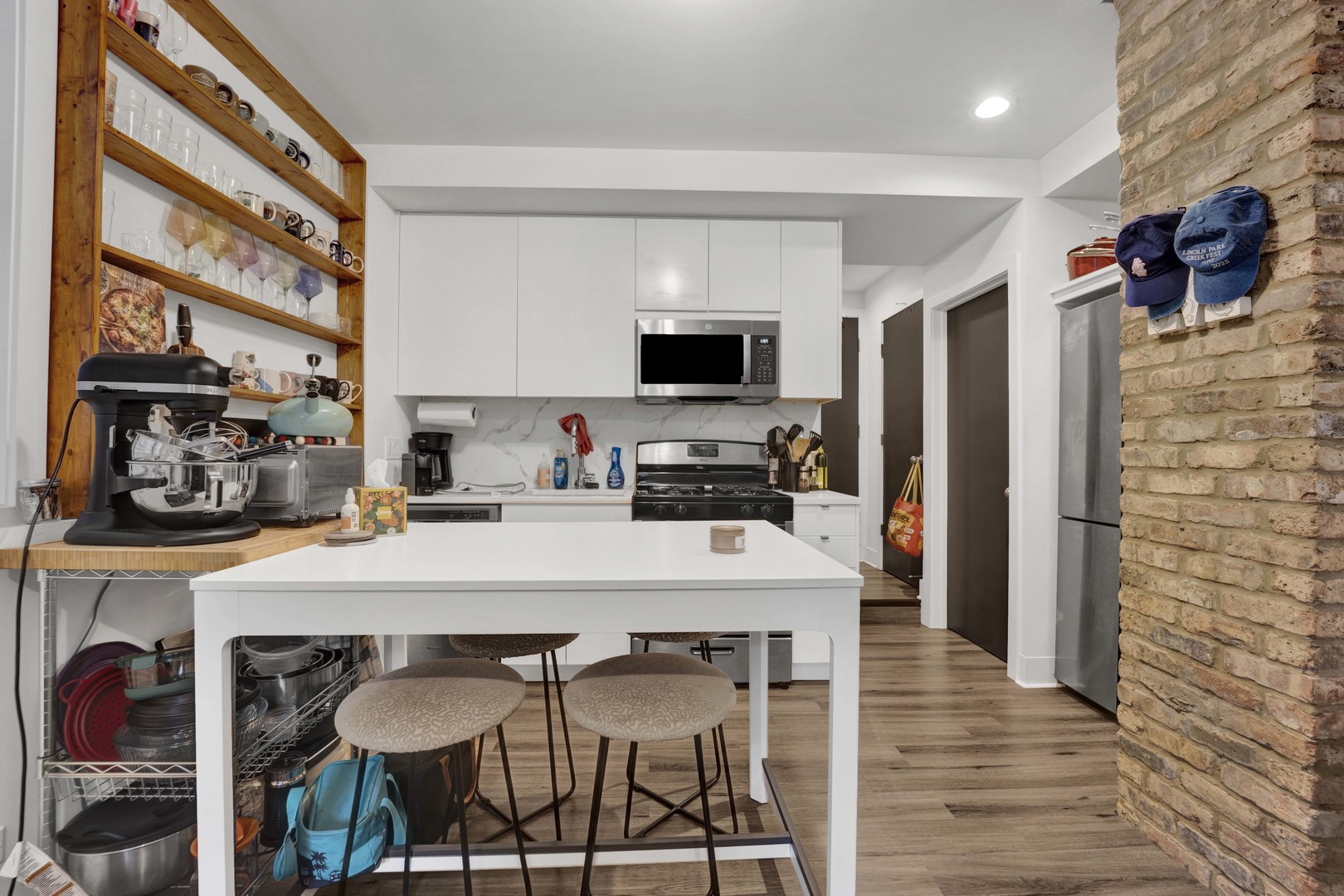 2750 N Kenmore Avenue Unit: GF