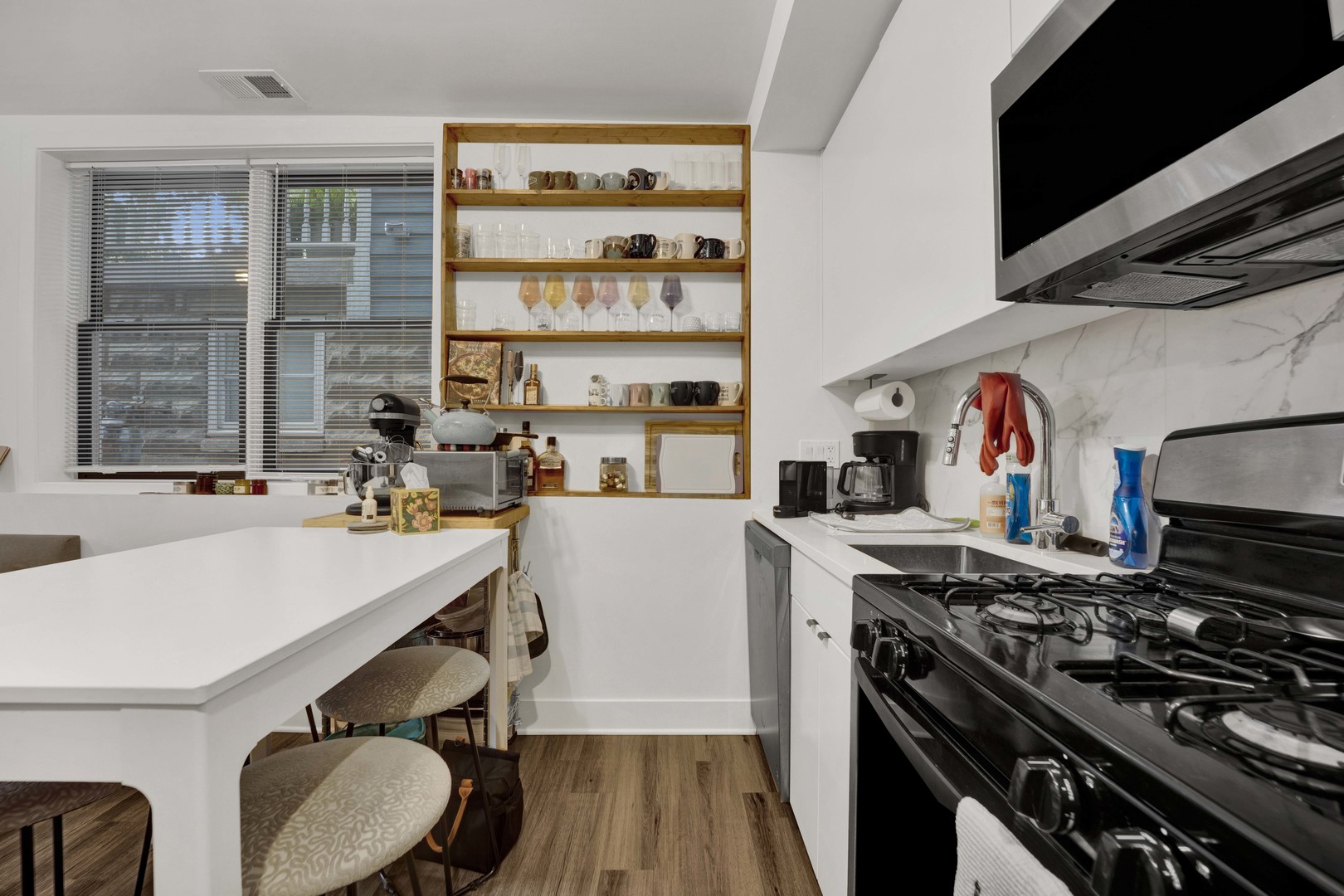 2750 N Kenmore Avenue Unit: GF