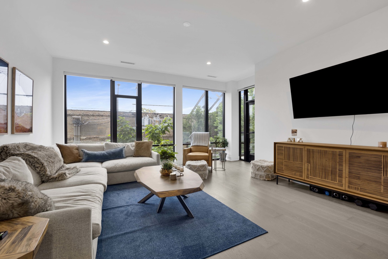 1701 W Webster Avenue Unit: 205
