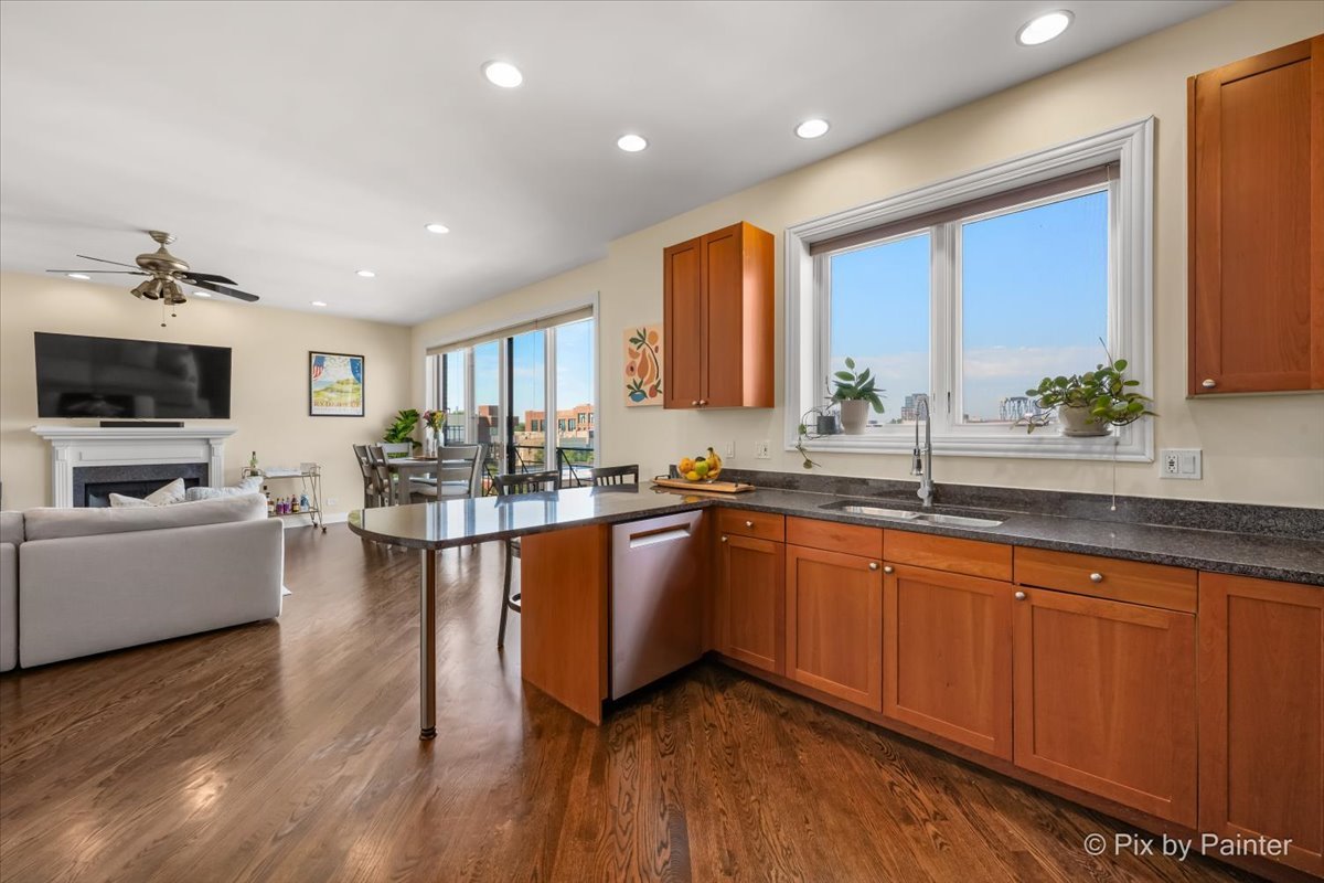 1541 W CHESTNUT Street Unit: 4