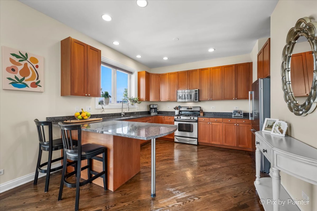 1541 W CHESTNUT Street Unit: 4