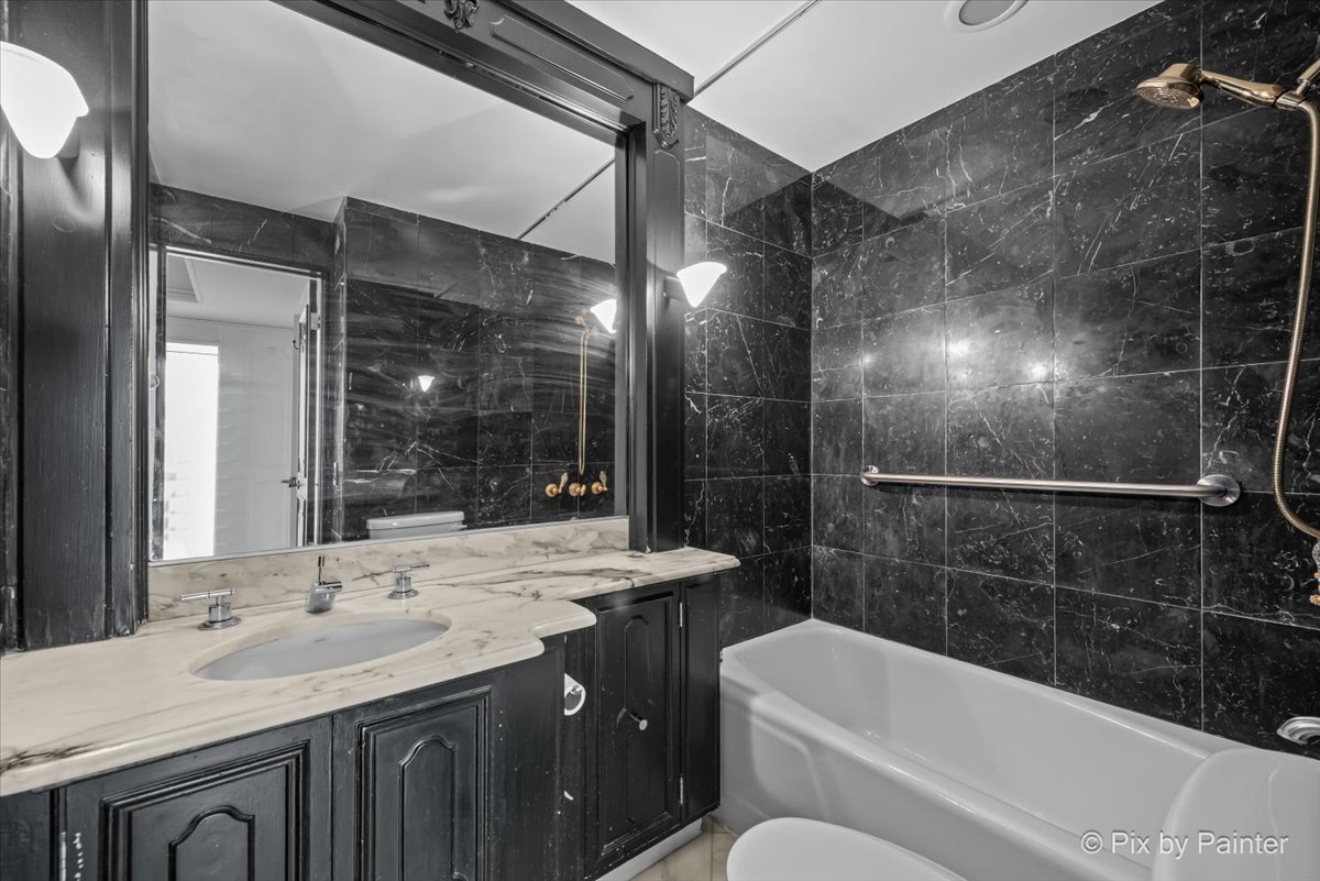 860 N LAKE SHORE Drive Unit: 19L