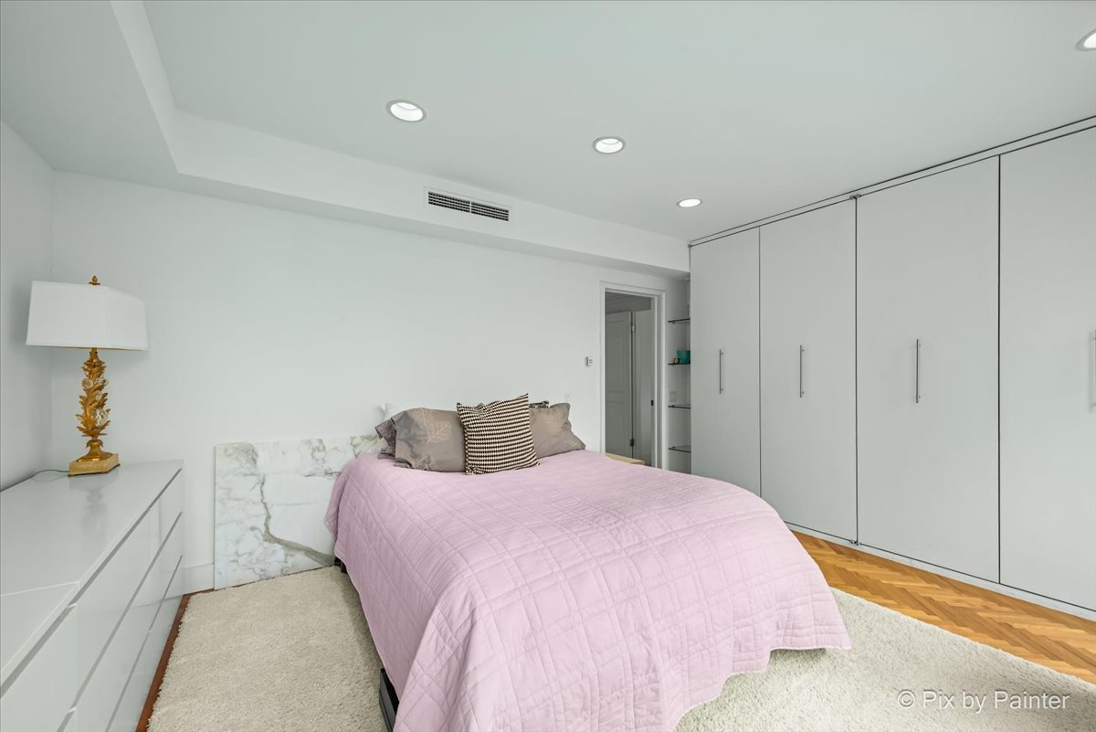 860 N LAKE SHORE Drive Unit: 19L