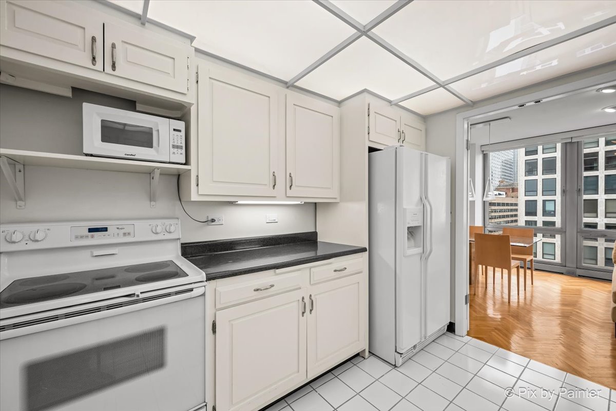 860 N LAKE SHORE Drive Unit: 19L