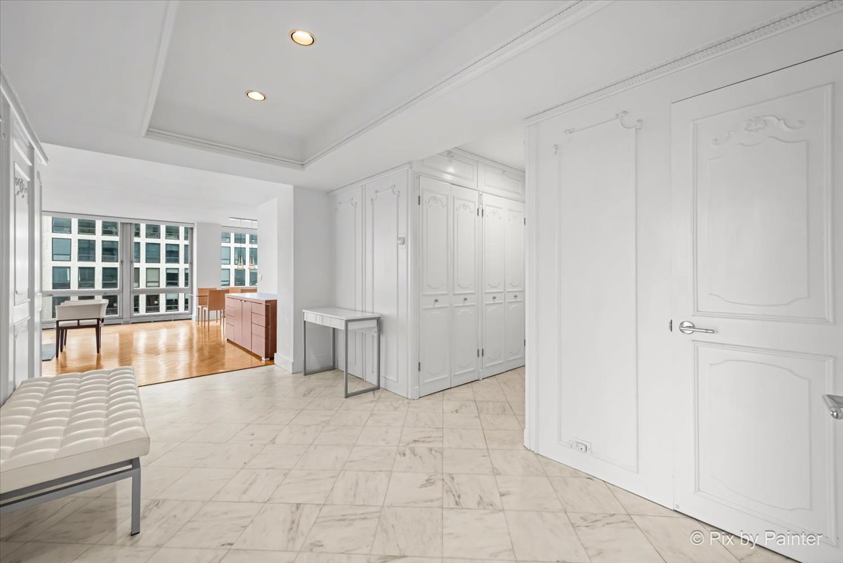 860 N LAKE SHORE Drive Unit: 19L