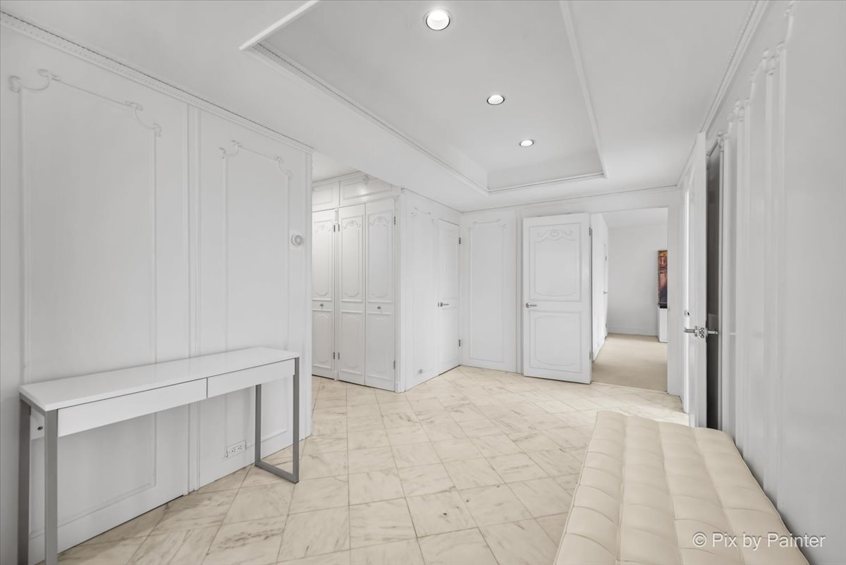 860 N LAKE SHORE Drive Unit: 19L