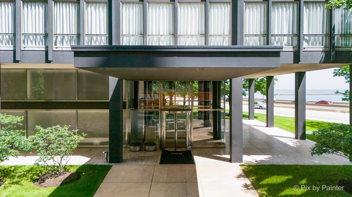 860 N LAKE SHORE Drive Unit: 19L