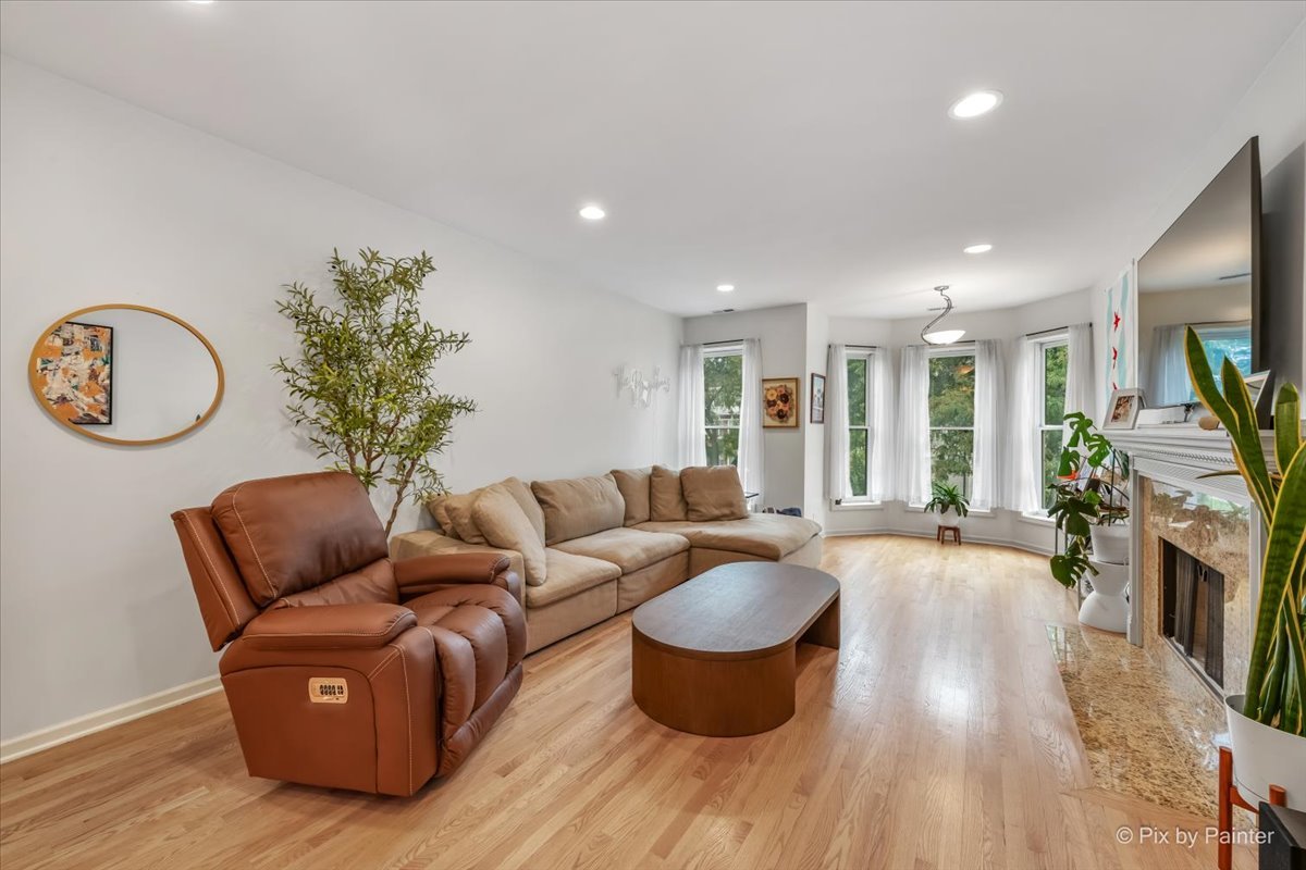 4512 S Greenwood Avenue Unit: 3