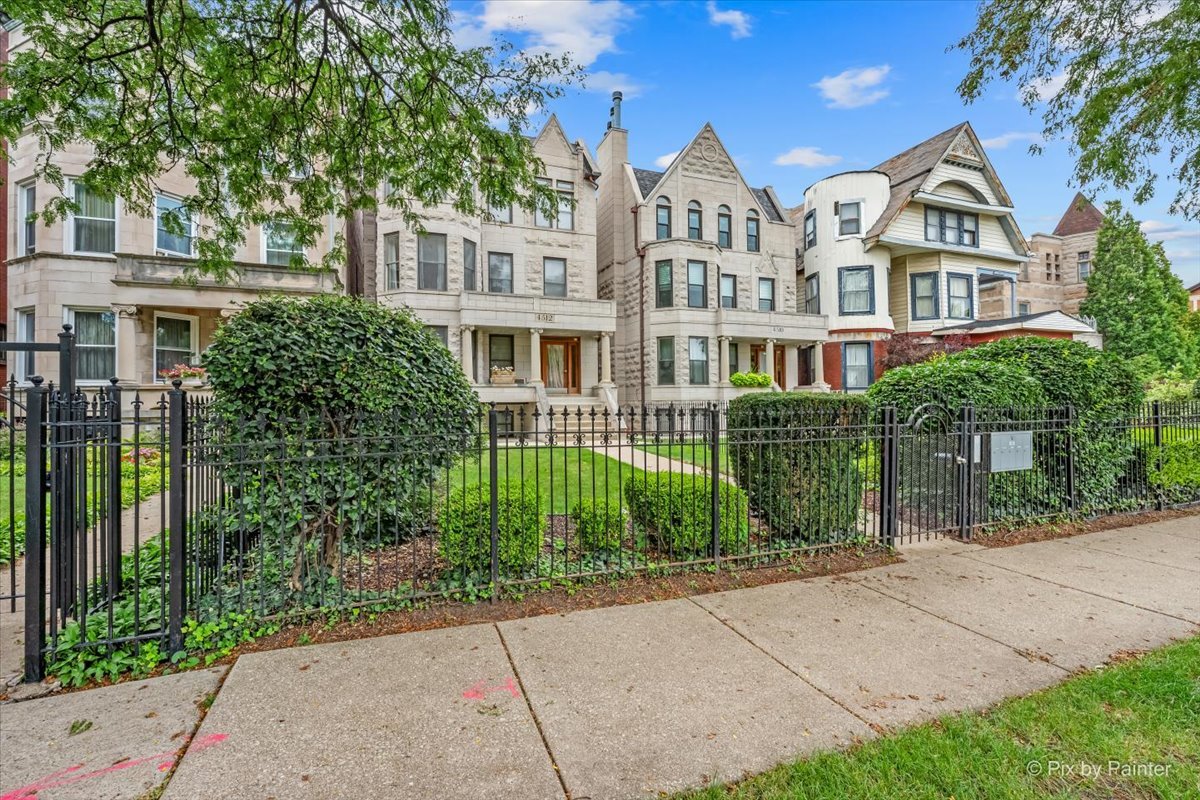 4512 S Greenwood Avenue Unit: 3