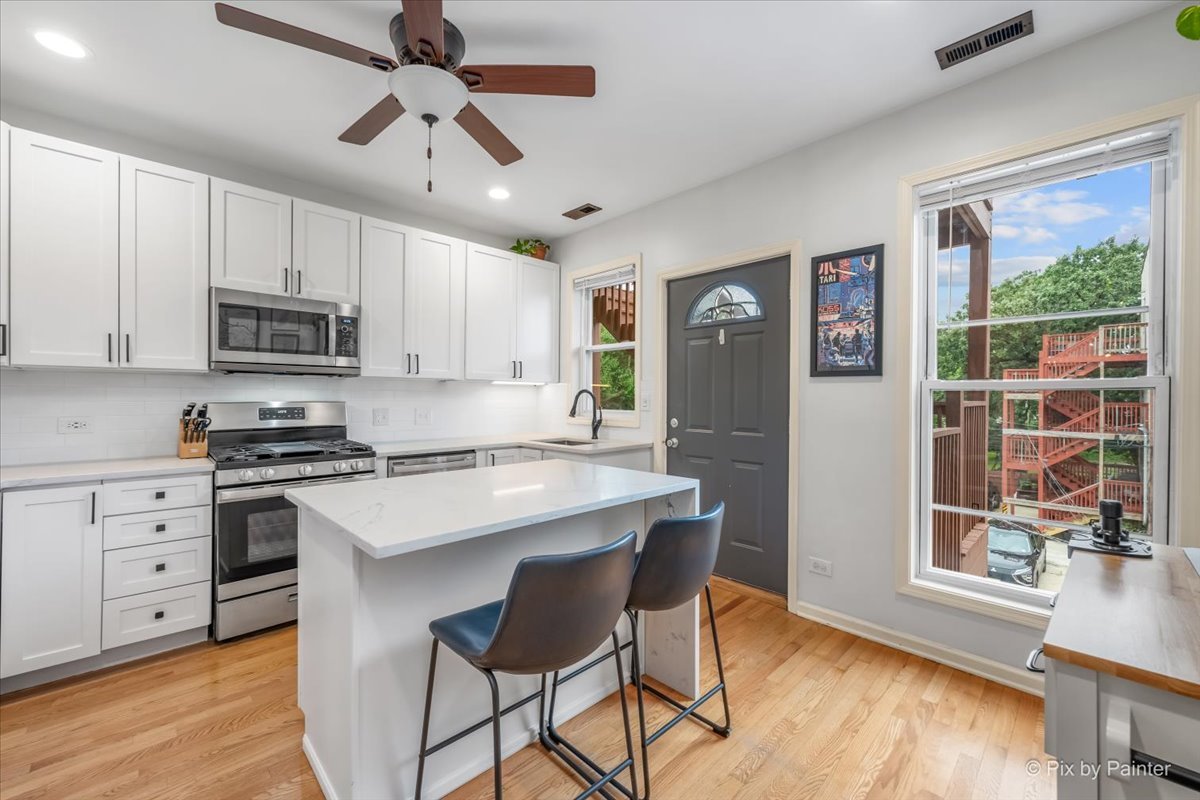 4512 S Greenwood Avenue Unit: 3