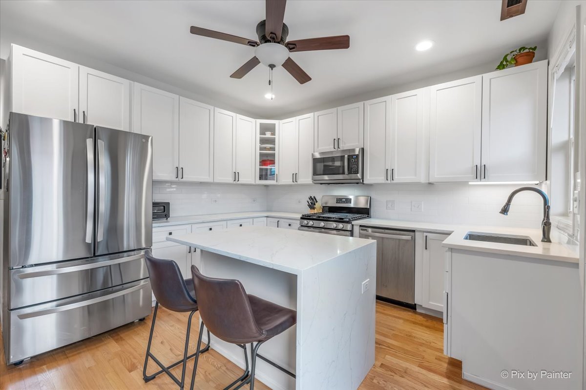 4512 S Greenwood Avenue Unit: 3