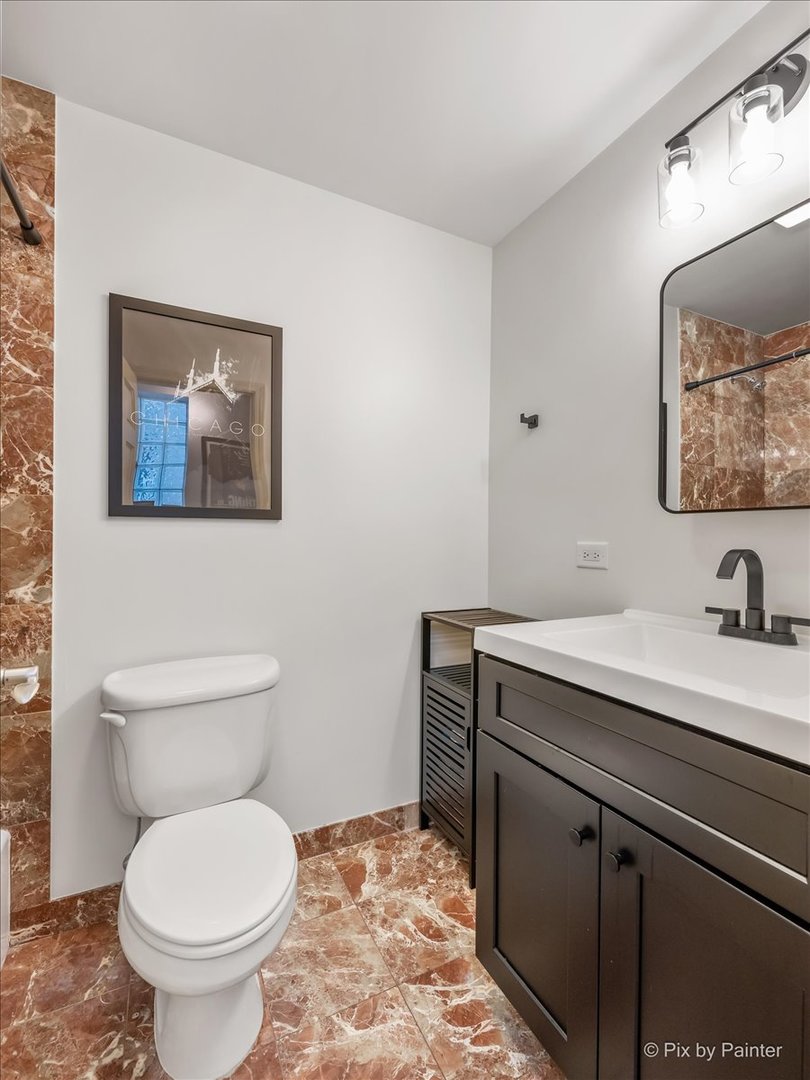 4512 S Greenwood Avenue Unit: 3