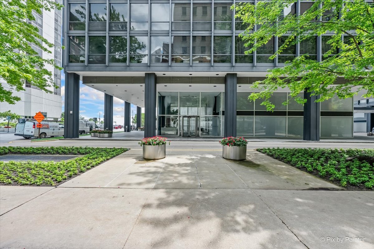 910 N LAKE SHORE Drive Unit: 1316