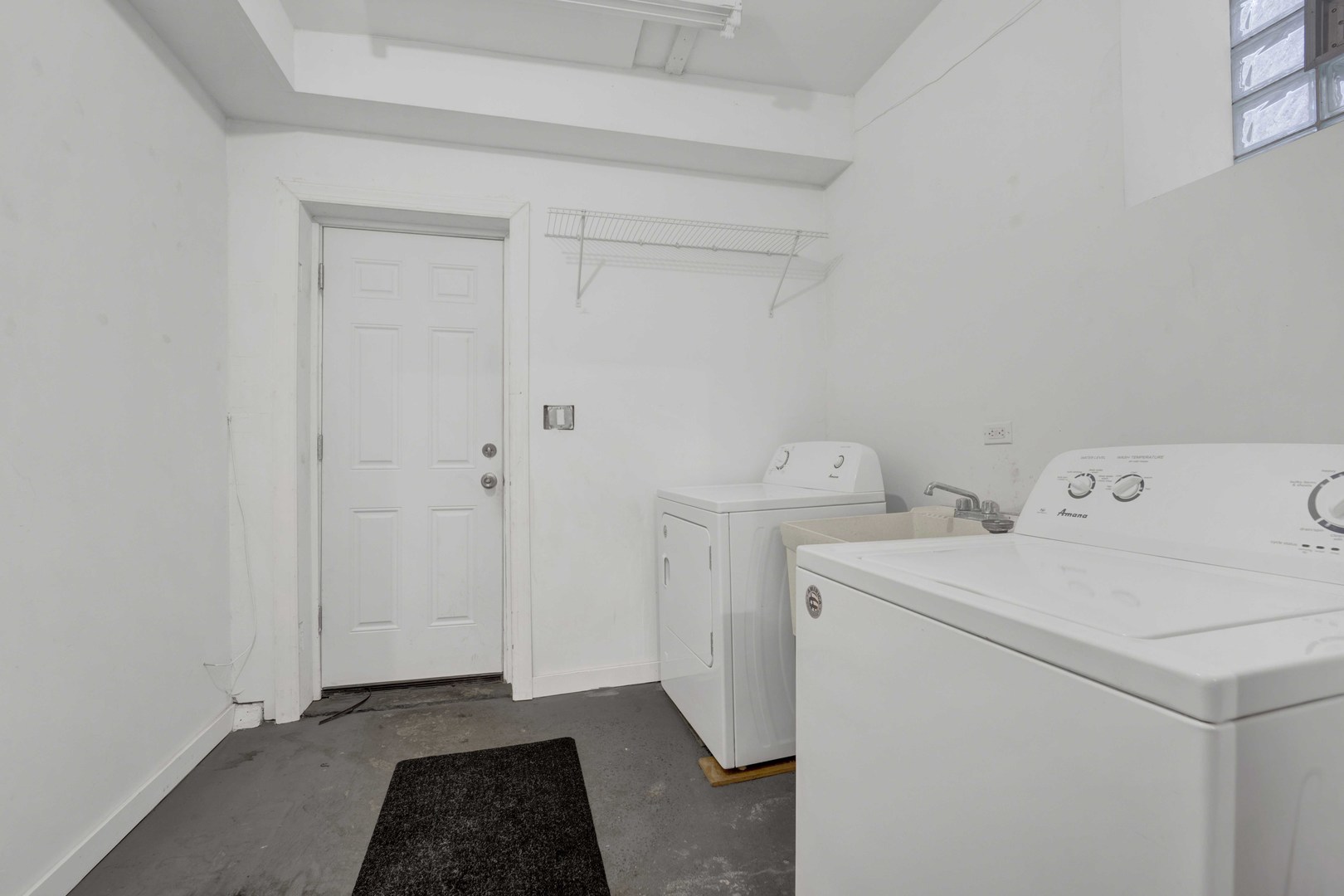 2937 N washtenaw Avenue Unit: 1