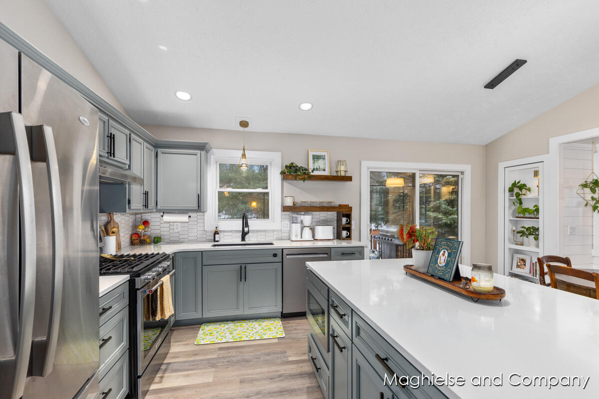 6165 Arroyo Vista Drive NE