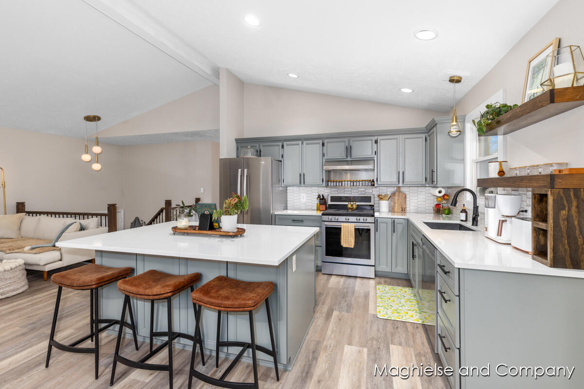 6165 Arroyo Vista Drive NE
