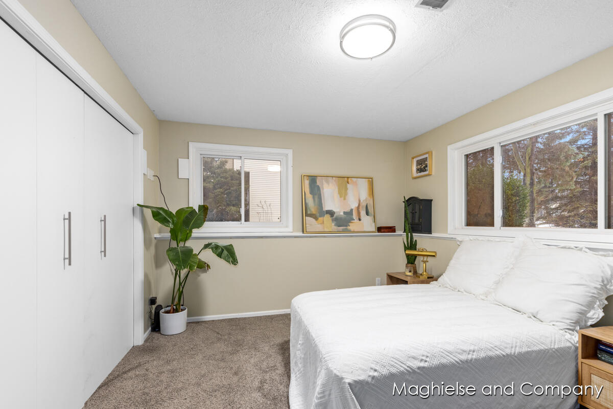 6165 Arroyo Vista Drive NE