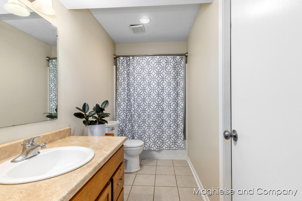 6165 Arroyo Vista Drive NE