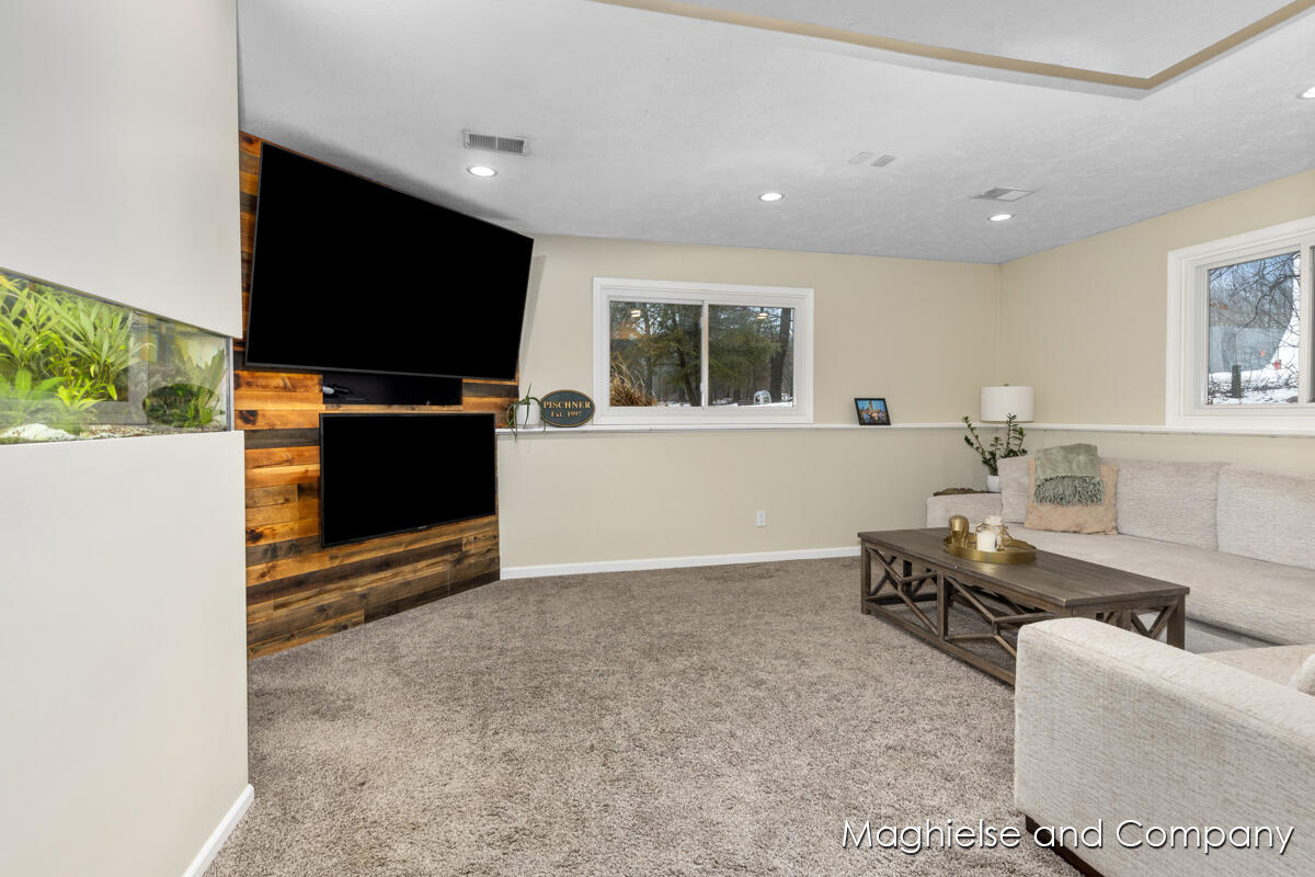 6165 Arroyo Vista Drive NE