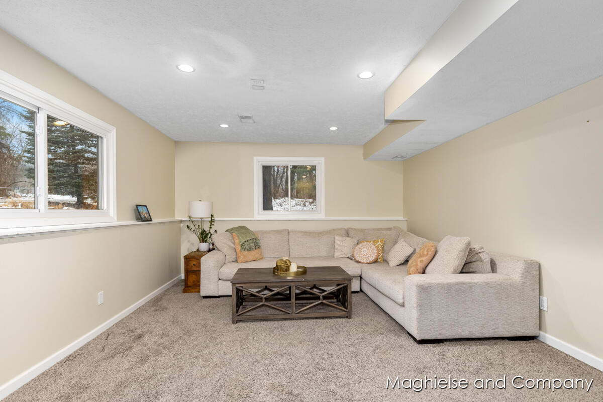 6165 Arroyo Vista Drive NE
