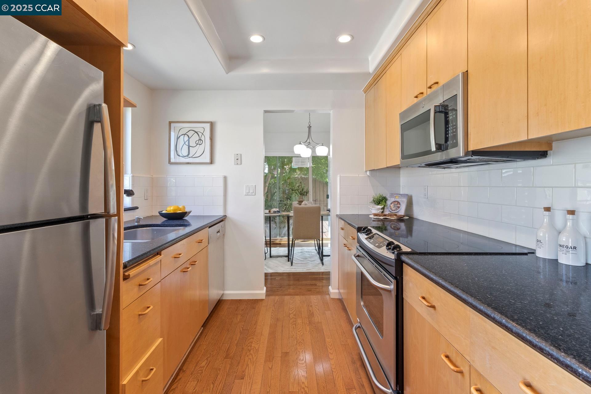 1911 Morse St