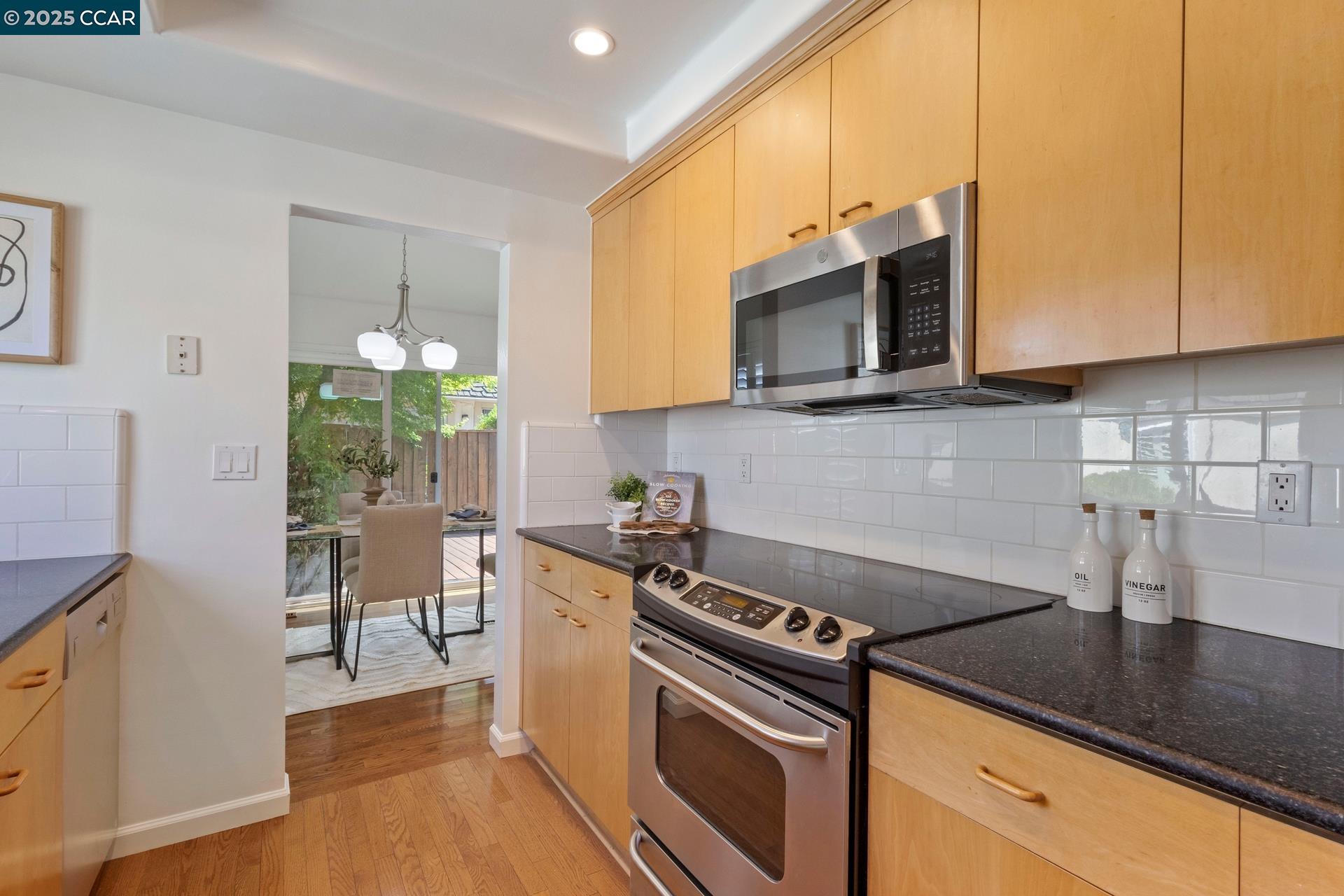 1911 Morse St