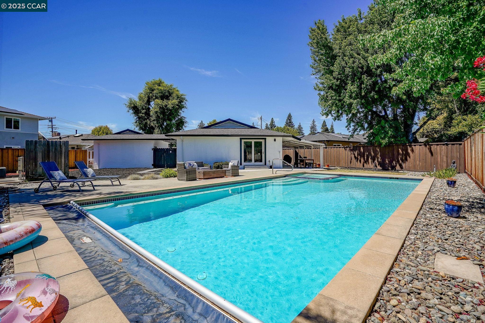 69 Fordham Ct