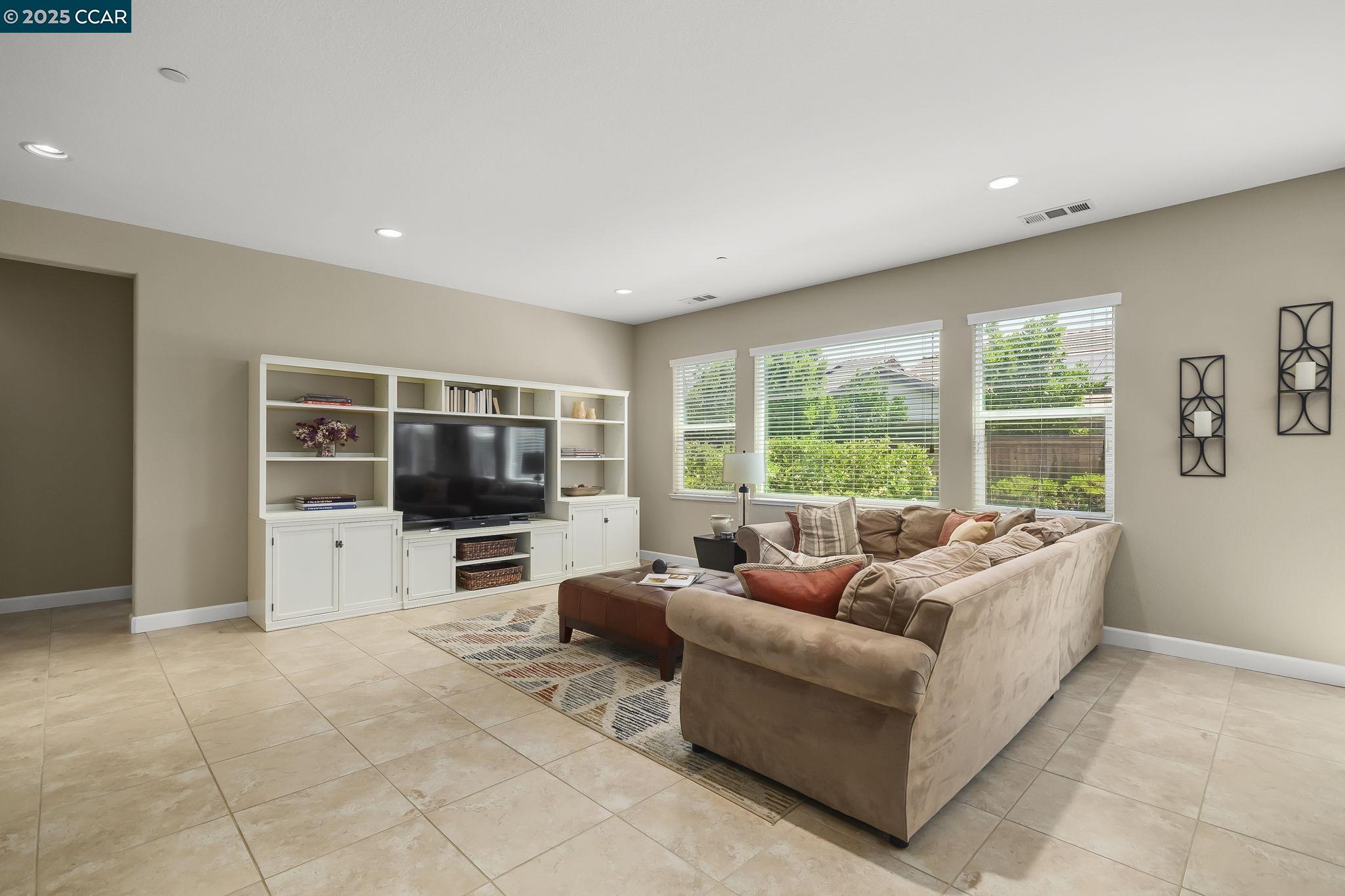 490 Stratford Ct, Brentwood