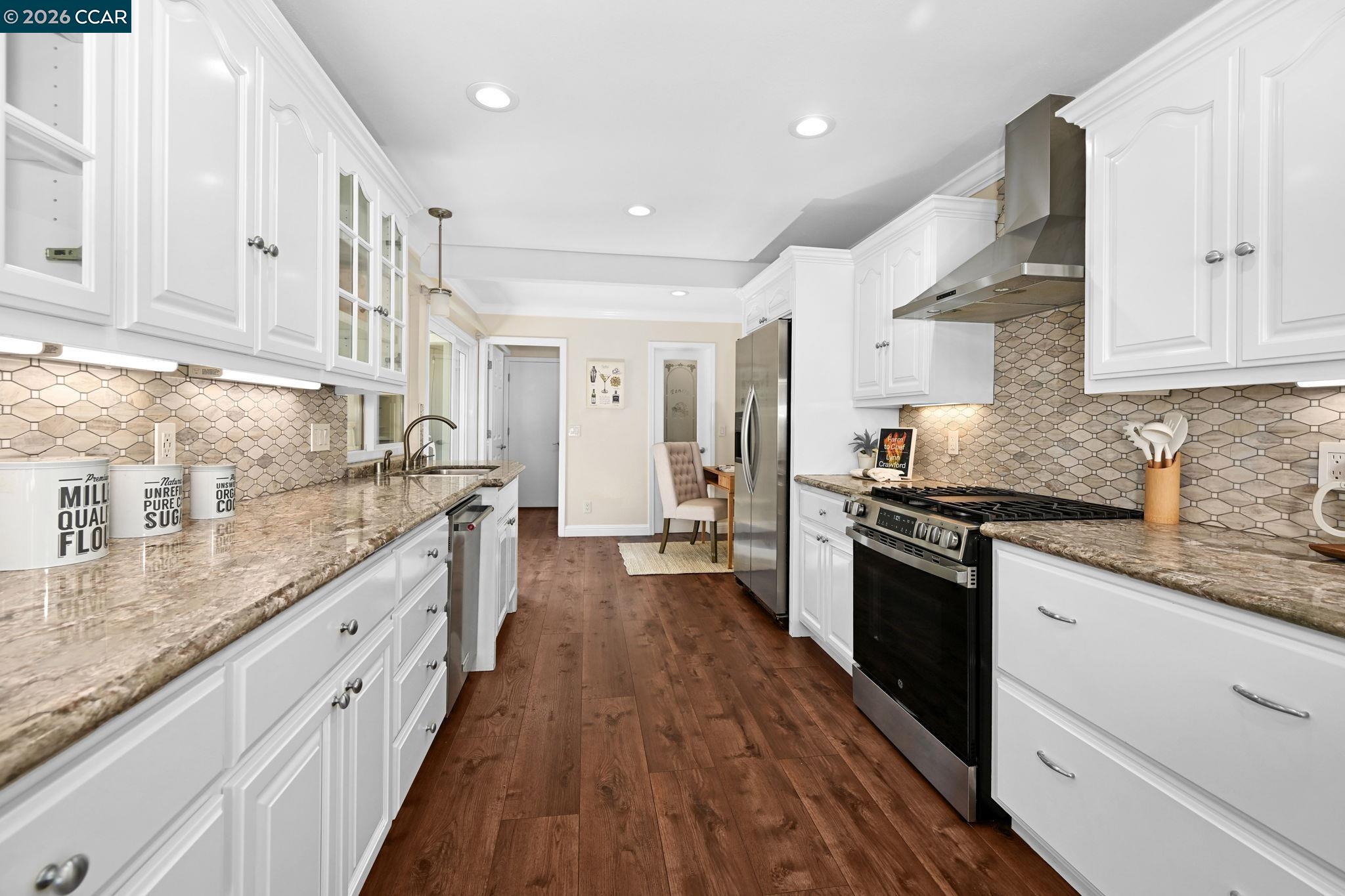 706 Lakeside Ct