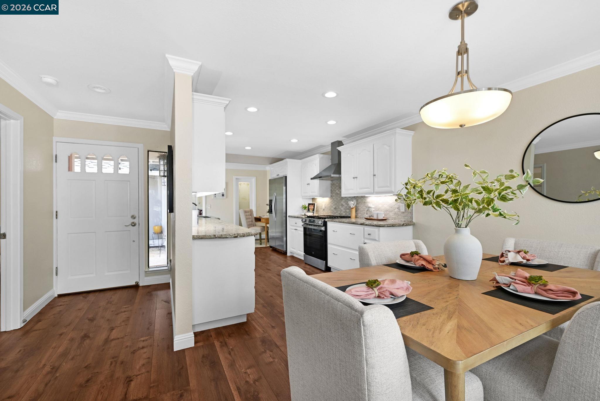 706 Lakeside Ct